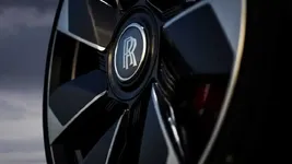 90519252-rolls-royce-la-rose-noire-droptail-2666px.webp