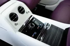P90528762-rolls-royce-spectre-2250px.webp