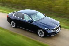 BMW-5er-G60-i5-Basis-Tansanitblau-eDrive40-FRA-09 (1).webp