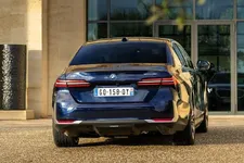 BMW-5er-G60-i5-Basis-Tansanitblau-eDrive40-FRA-20.webp