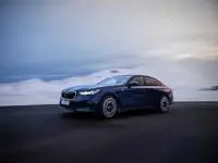P90532665-bmw-5-series-soelden-11-2023-1999px.webp