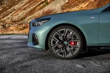 ew-bmw-i5-edrive40-touring-close-up-02-2024-2250px.webp