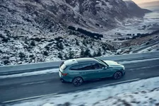 new-bmw-i5-edrive40-touring-driving-02-2024-2250px.webp