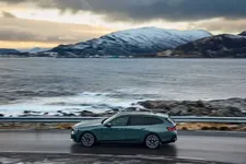 new-bmw-i5-edrive40-touring-driving-02-2024-2250px.webp