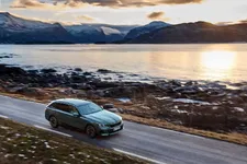 new-bmw-i5-edrive40-touring-driving-02-2024-2241px.webp