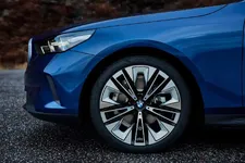 ew-bmw-520d-xdrive-touring-close-up-02-2024-2250px.webp