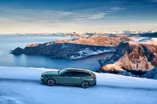 new-bmw-i5-edrive40-touring-driving-02-2024-2250px.webp