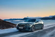 new-bmw-i5-edrive40-touring-driving-02-2024-2250px.webp