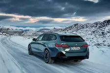 new-bmw-i5-edrive40-touring-driving-02-2024-2250px.webp