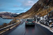 new-bmw-i5-edrive40-touring-driving-02-2024-2250px.webp