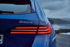 ew-bmw-520d-xdrive-touring-close-up-02-2024-2250px.webp