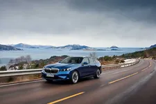 new-bmw-520d-xdrive-touring-driving-02-2024-2250px.webp