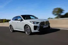 -ix2-xdrive30-brooklyn-grey-driving-02-2024-2248px.webp