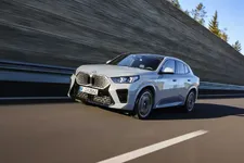 -ix2-xdrive30-brooklyn-grey-driving-02-2024-2248px.webp