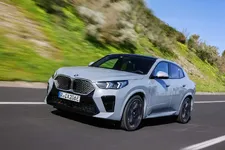 -ix2-xdrive30-brooklyn-grey-driving-02-2024-2248px.webp