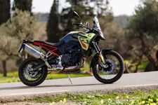 176-the-bmw-f-900-gs-on-road-stills-02-2024-2248px.webp