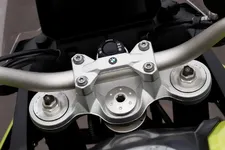 112-the-bmw-f-900-gs-onroad-details-02-2024-2250px.webp