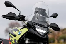 118-the-bmw-f-900-gs-onroad-details-02-2024-2250px.webp