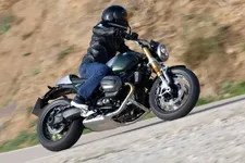 -the-bmw-r-12-ninet-riding-pictures-02-2024-2250px.webp