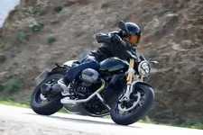 -the-bmw-r-12-ninet-riding-pictures-02-2024-2250px.webp