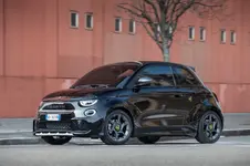 New Abarth 500e_black (03).webp