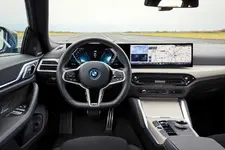 P90546686-the-new-bmw-i4-e-drive40-interior-2248px.webp