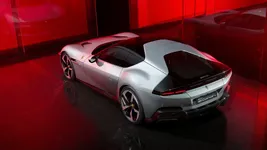 New_Ferrari_V12_ext_04_Design_white_media_98e6f600-a0e7-4c02-826a-82ac2ad8eeed.jpg