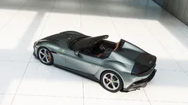 New_Ferrari_V12_ext_02_spider_media_ef3f0f67-8891-4b90-a81f-cee90925e010.webp