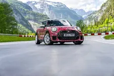 84-mini-john-cooper-works-prototype-04-2024-2250px.webp