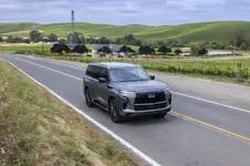 2025 INFINITI QX80 Dynamic Image 18.webp