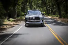 2025 INFINITI QX80 Dynamic Image 23.webp
