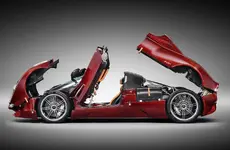 Pagani-Utopia-Roadster-010503-Laterale-aperta-totale.webp