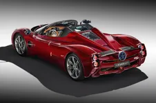 Pagani-Utopia-Roadster-010203-Tre-quarti-posteriore-aperta-alto-portiera-chiusa.webp