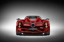 Pagani-Utopia-Roadster-010301-Posteriore-portiere-chiuse.webp