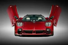 Pagani-Utopia-Roadster-010502-Anteriore-aperta-portiere-aperte.webp