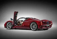 Pagani-Utopia-Roadster-010202-Tre-quarti-posteriore-aperta-portiera-aperta.webp