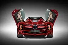 Pagani-Utopia-Roadster-010302-Posteriore-portiere-aperte.webp