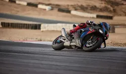 P90572491-the-new-bmw-m-1000-rr-10-2024-2541px.webp