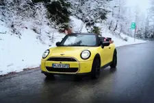 2706-mini-cooper-cabrio-s-in-winter-12-2024-2250px.webp