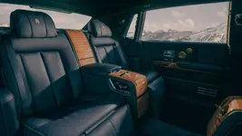 olls-royce-phantom-goldfinger-interior-rear-2666px.webp