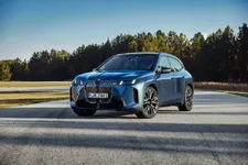 -xdrive60-arctic-race-blue-metallic-01-2025-2250px.webp
