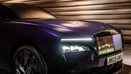 P90587826-rolls-royce-black-badge-spectre-2666px.webp