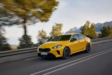 m235-xdrive-gran-coupe-speed-yellow-02-2025-2250px.webp