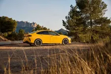 m235-xdrive-gran-coupe-speed-yellow-02-2025-2250px.webp