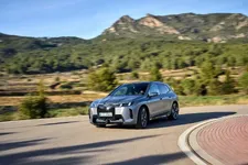 -xdrive60-frozen-pure-grey-metallic-03-2025-2250px.webp