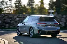 -xdrive60-frozen-pure-grey-metallic-03-2025-2249px.webp