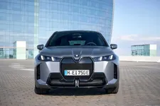-xdrive60-frozen-pure-grey-metallic-03-2025-2250px.webp