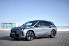 -xdrive60-frozen-pure-grey-metallic-03-2025-2249px.webp