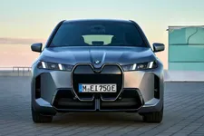 -xdrive60-frozen-pure-grey-metallic-03-2025-2250px.webp