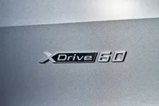 -xdrive60-frozen-pure-grey-metallic-03-2025-2250px.webp